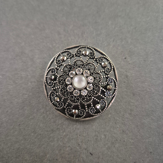 Runde Trachtenbrosche mit Perle und Strass – Filigraner Vintage-Look