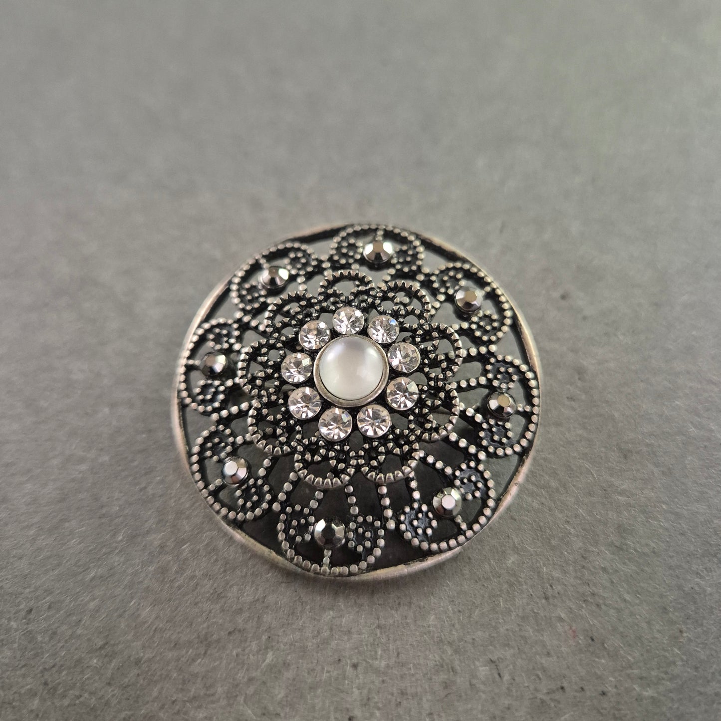 Runde Trachtenbrosche mit Perle und Strass – Filigraner Vintage-Look