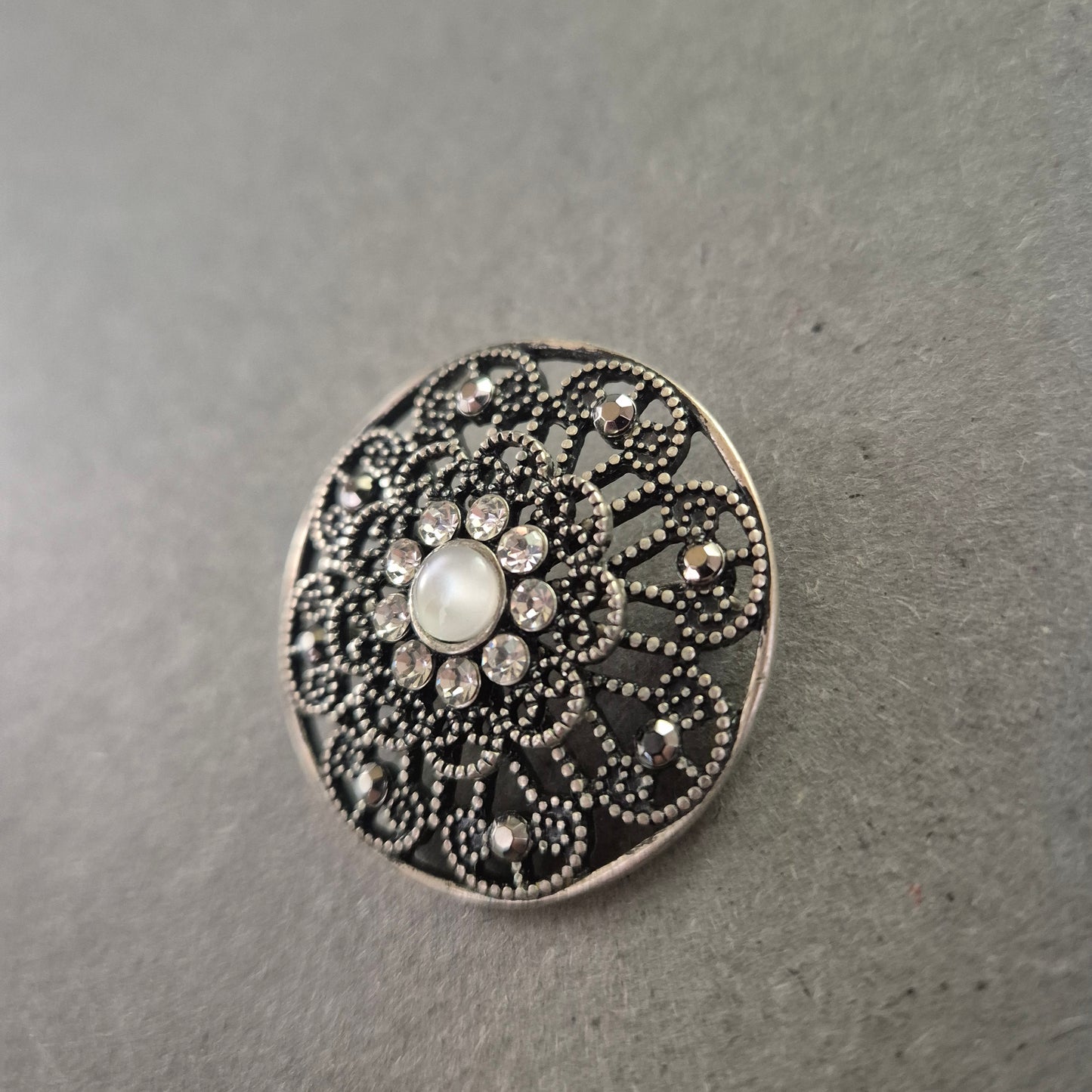 Runde Trachtenbrosche mit Perle und Strass – Filigraner Vintage-Look