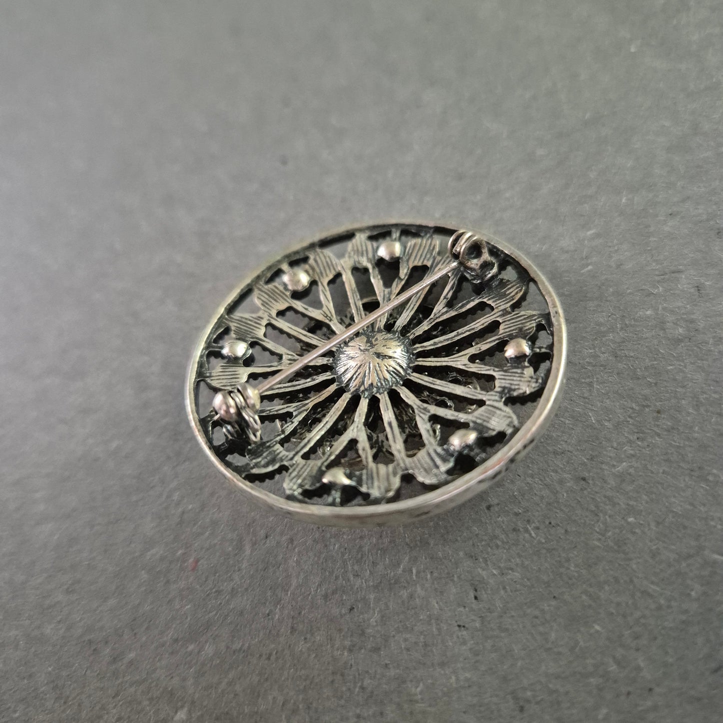 Runde Trachtenbrosche mit Perle und Strass – Filigraner Vintage-Look