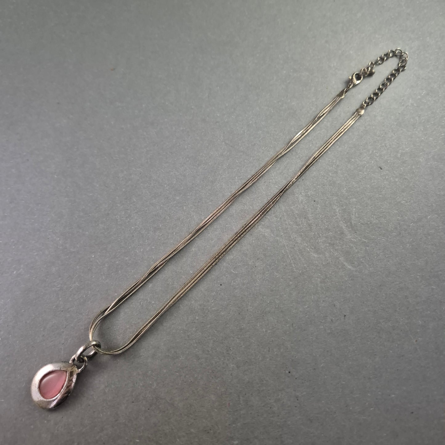 Silberfarbene Halskette mit rosa Tropfenanhänger – Zart und feminin