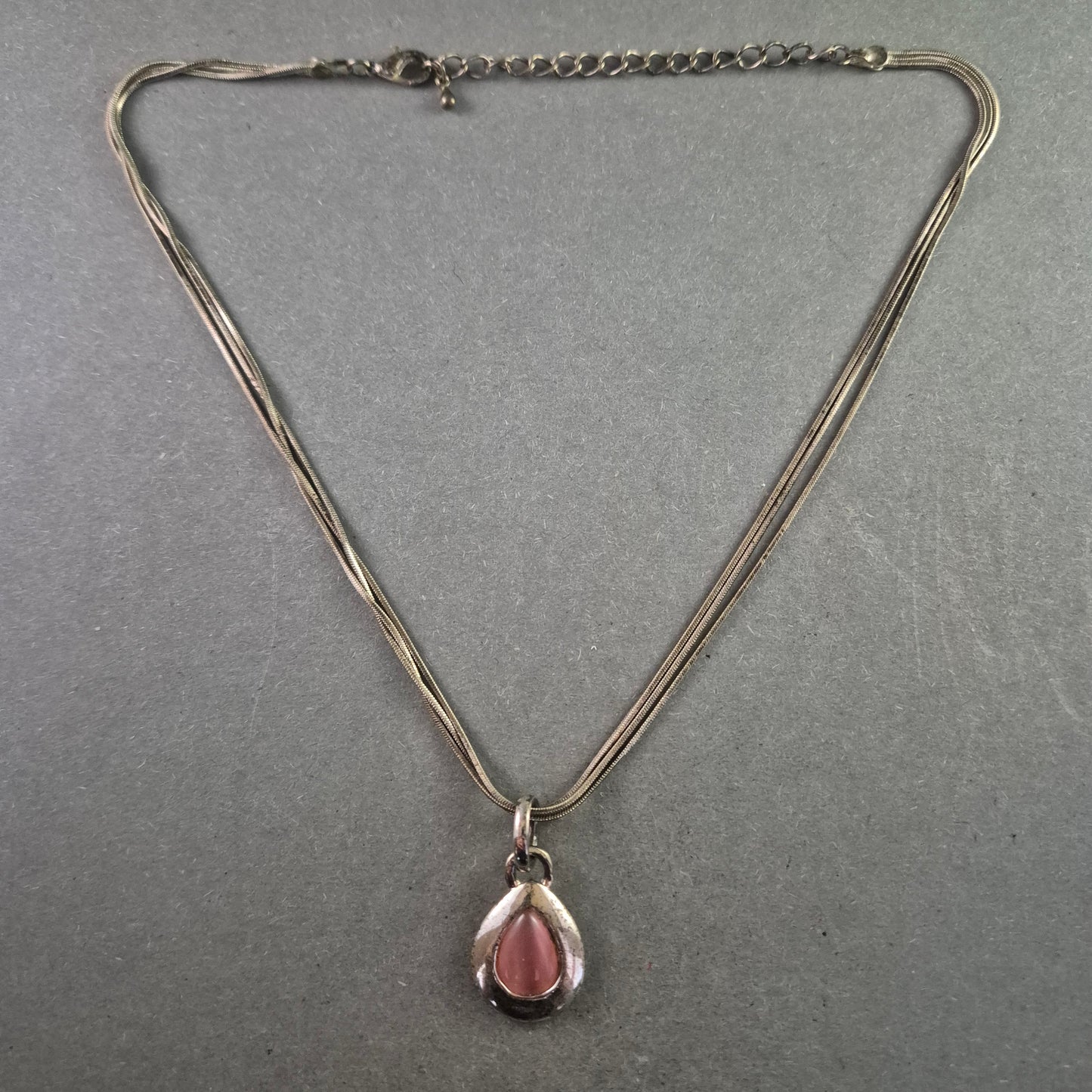 Silberfarbene Halskette mit rosa Tropfenanhänger – Zart und feminin