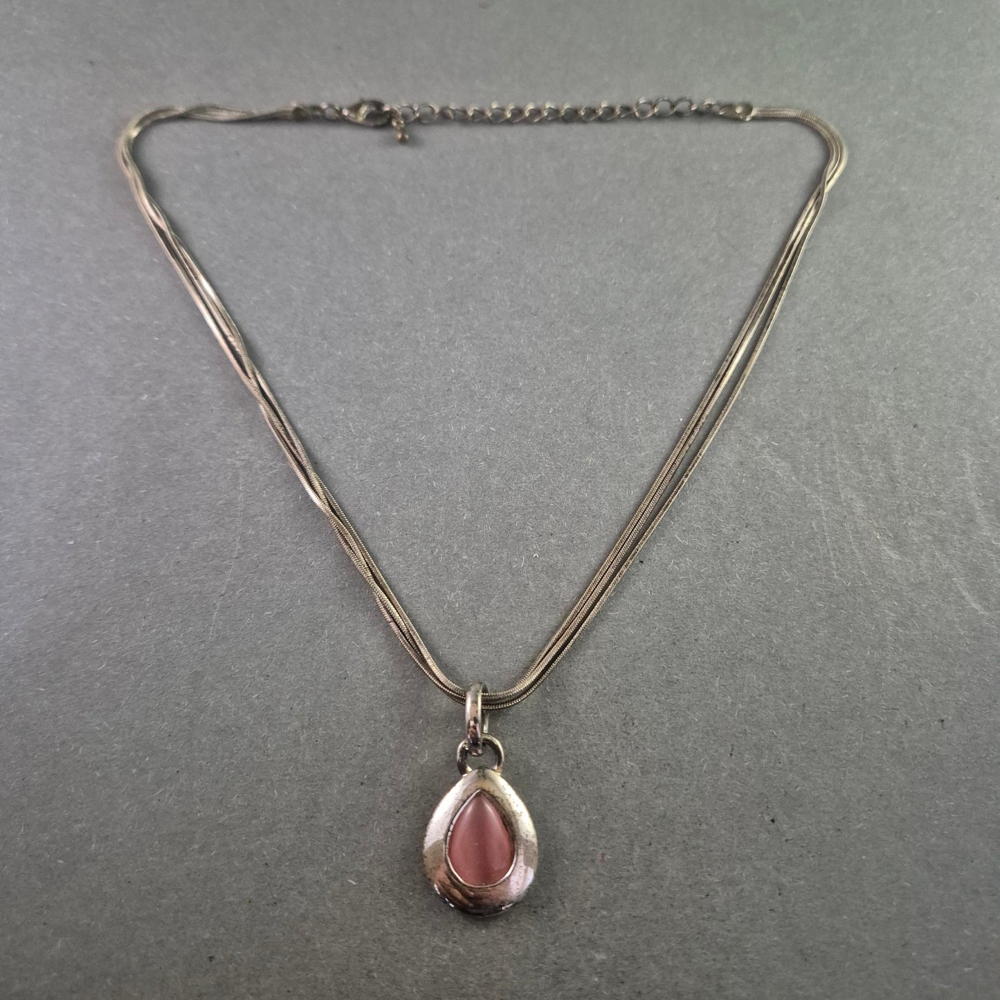 Silberfarbene Halskette mit rosa Tropfenanhänger – Zart und feminin
