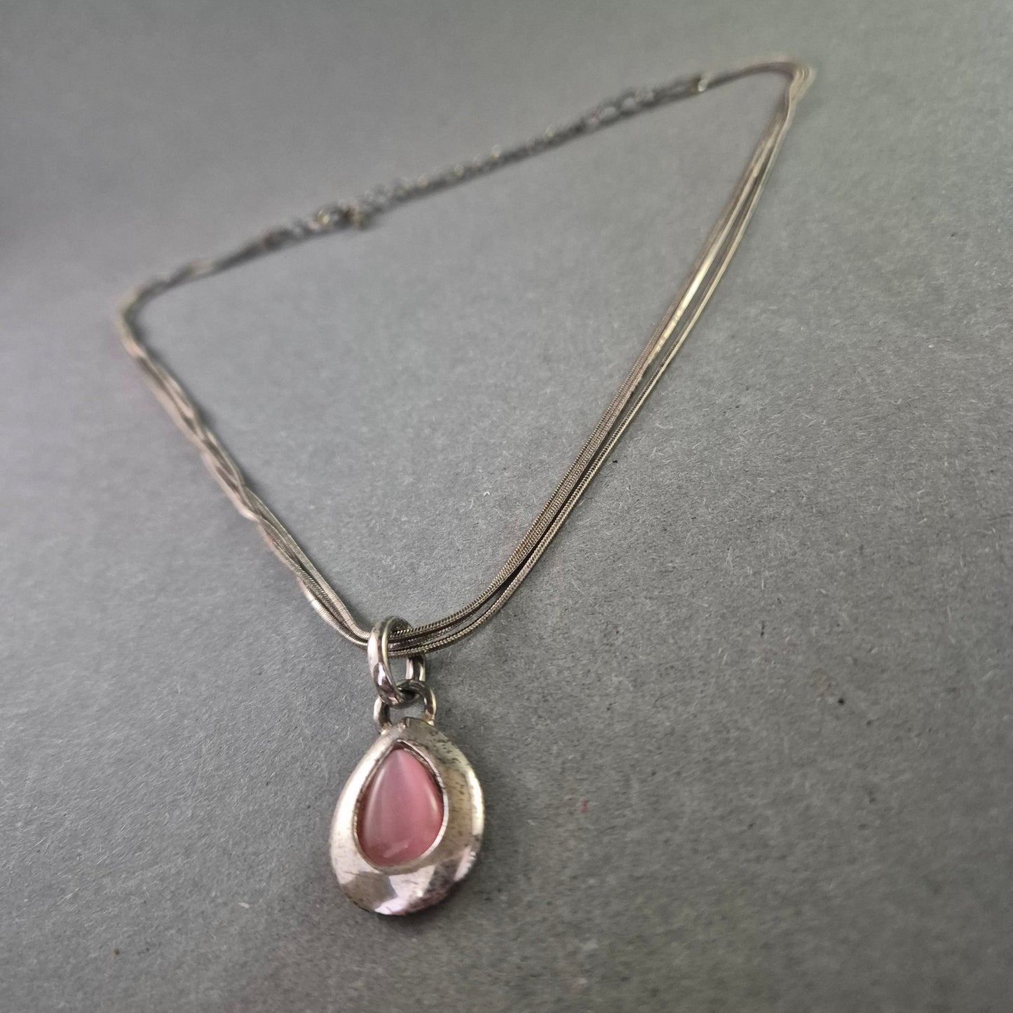 Silberfarbene Halskette mit rosa Tropfenanhänger – Zart und feminin