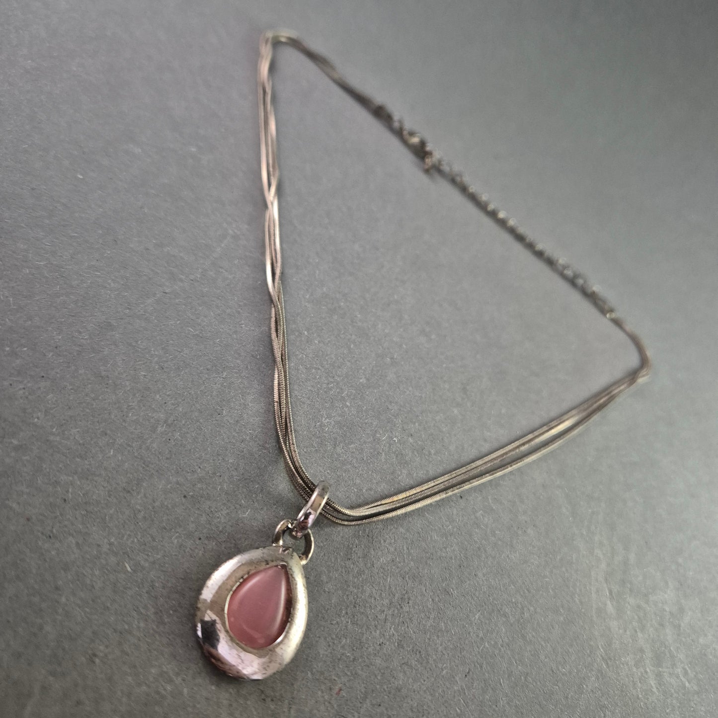 Silberfarbene Halskette mit rosa Tropfenanhänger – Zart und feminin