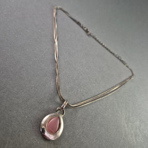 Silberfarbene Halskette mit rosa Tropfenanhänger – Zart und feminin