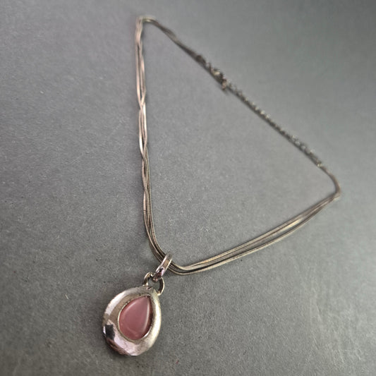 Silberfarbene Halskette mit rosa Tropfenanhänger – Zart und feminin
