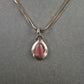 Silberfarbene Halskette mit rosa Tropfenanhänger – Zart und feminin