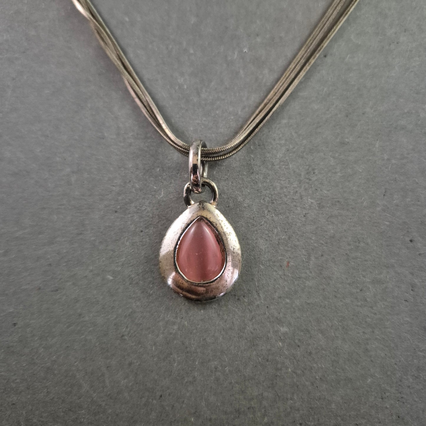 Silberfarbene Halskette mit rosa Tropfenanhänger – Zart und feminin