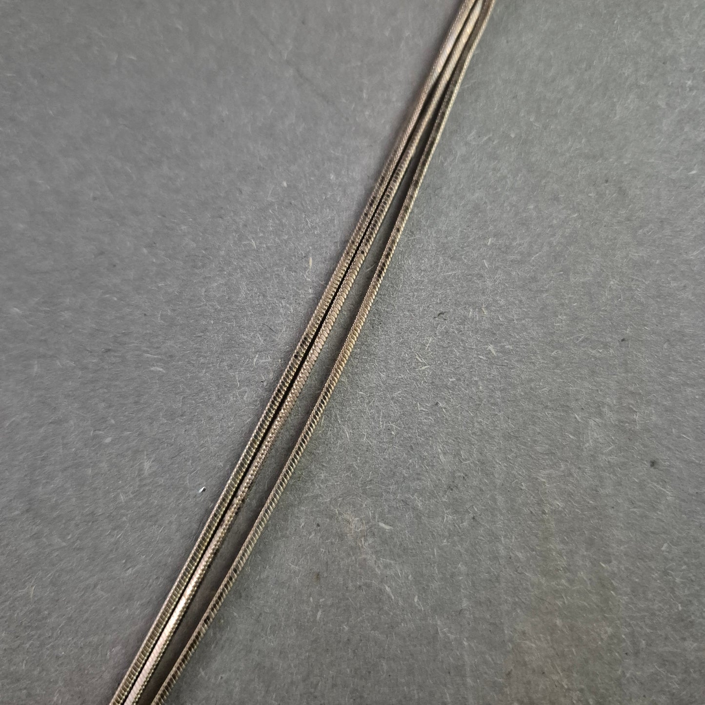 Silberfarbene Halskette mit rosa Tropfenanhänger – Zart und feminin