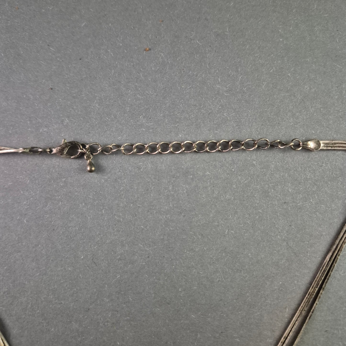 Silberfarbene Halskette mit rosa Tropfenanhänger – Zart und feminin