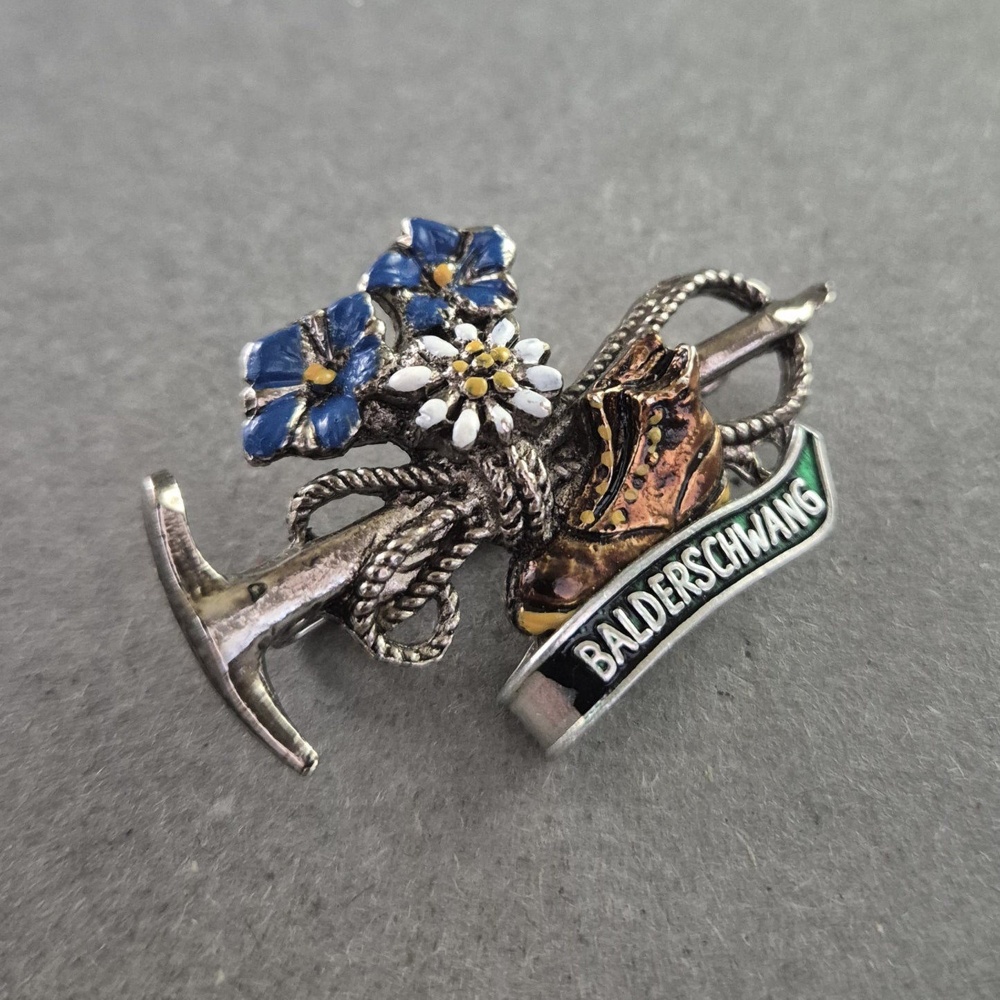 Emaille-Anstecknadel „Balderschwang“ – Alpenmotiv mit Charme