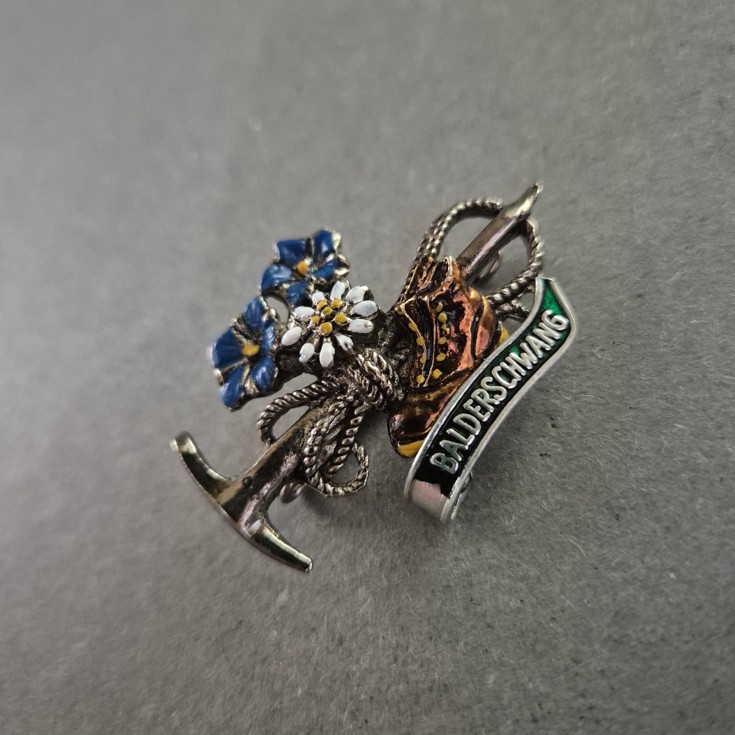 Emaille-Anstecknadel „Balderschwang“ – Alpenmotiv mit Charme