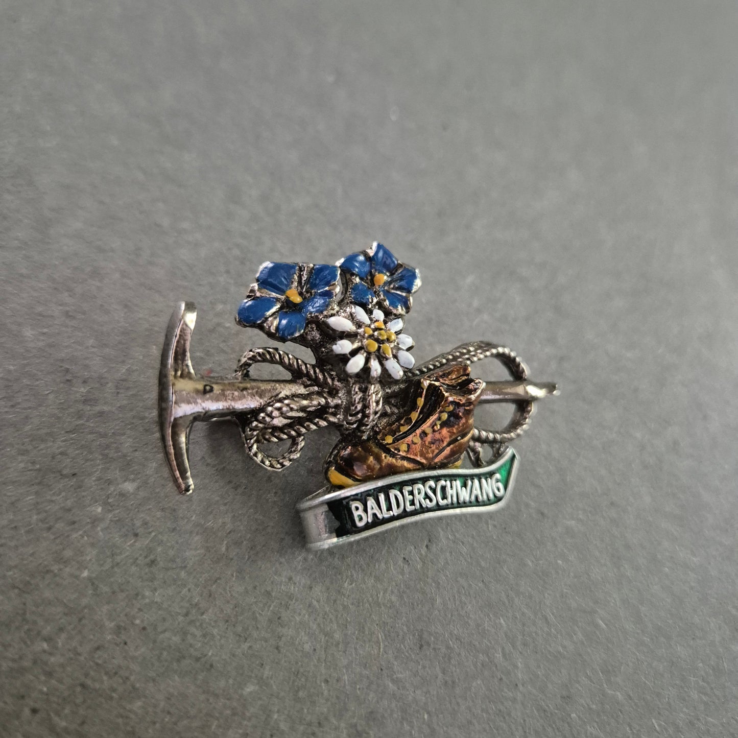 Emaille-Anstecknadel „Balderschwang“ – Alpenmotiv mit Charme