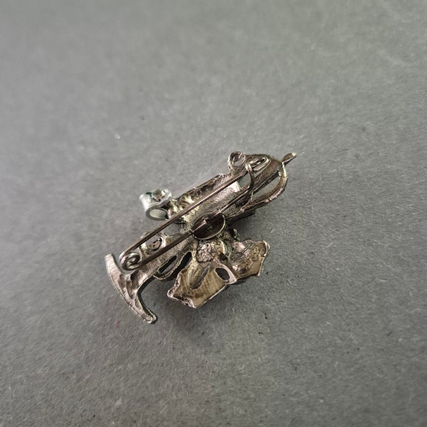 Emaille-Anstecknadel „Balderschwang“ – Alpenmotiv mit Charme