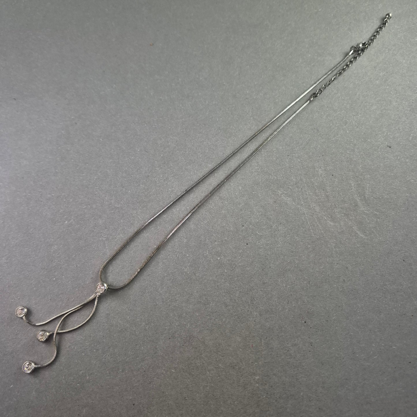 Silberfarbene Collierkette mit Strass – Modern und verspielt