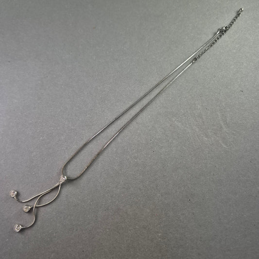 Silberfarbene Collierkette mit Strass – Modern und verspielt