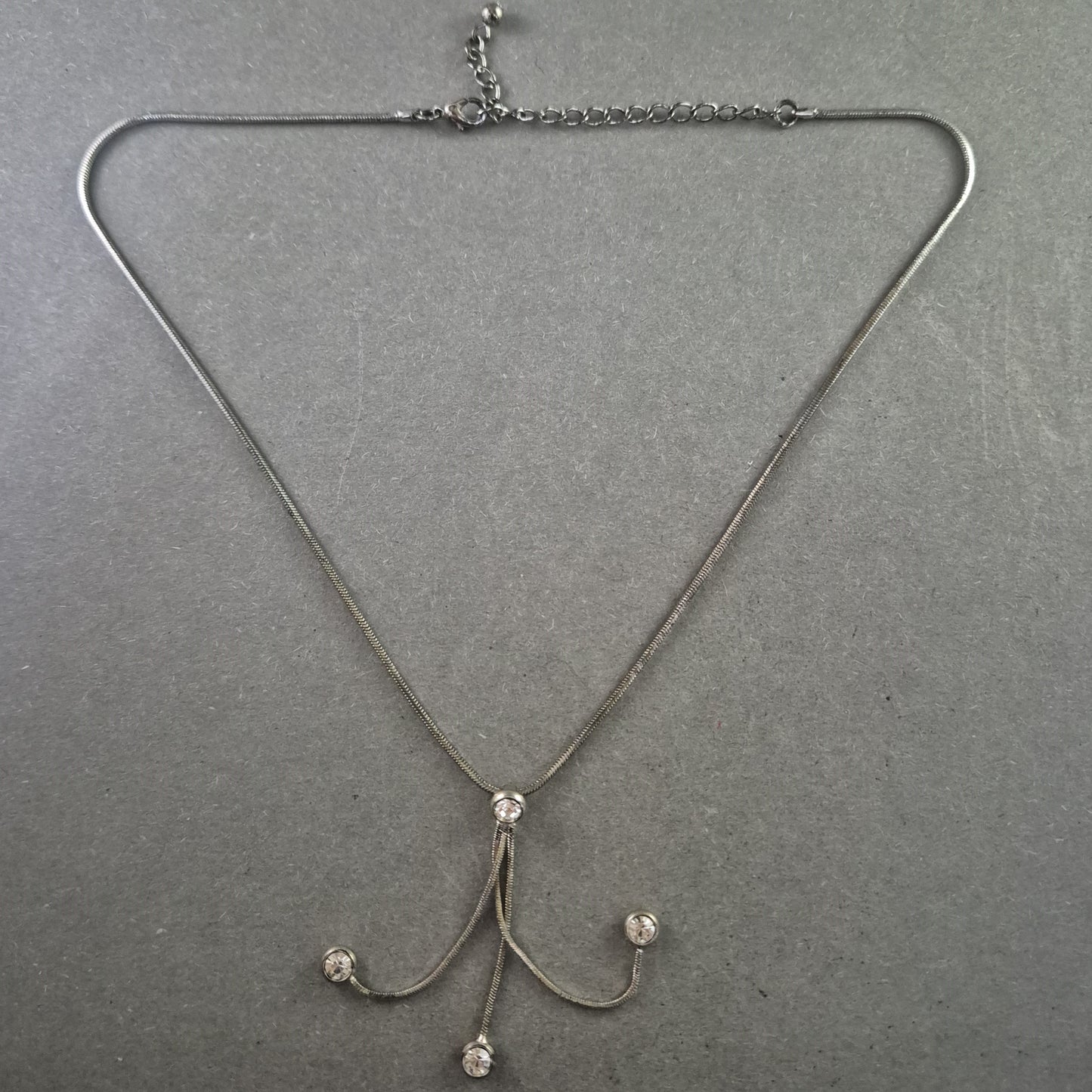 Silberfarbene Collierkette mit Strass – Modern und verspielt