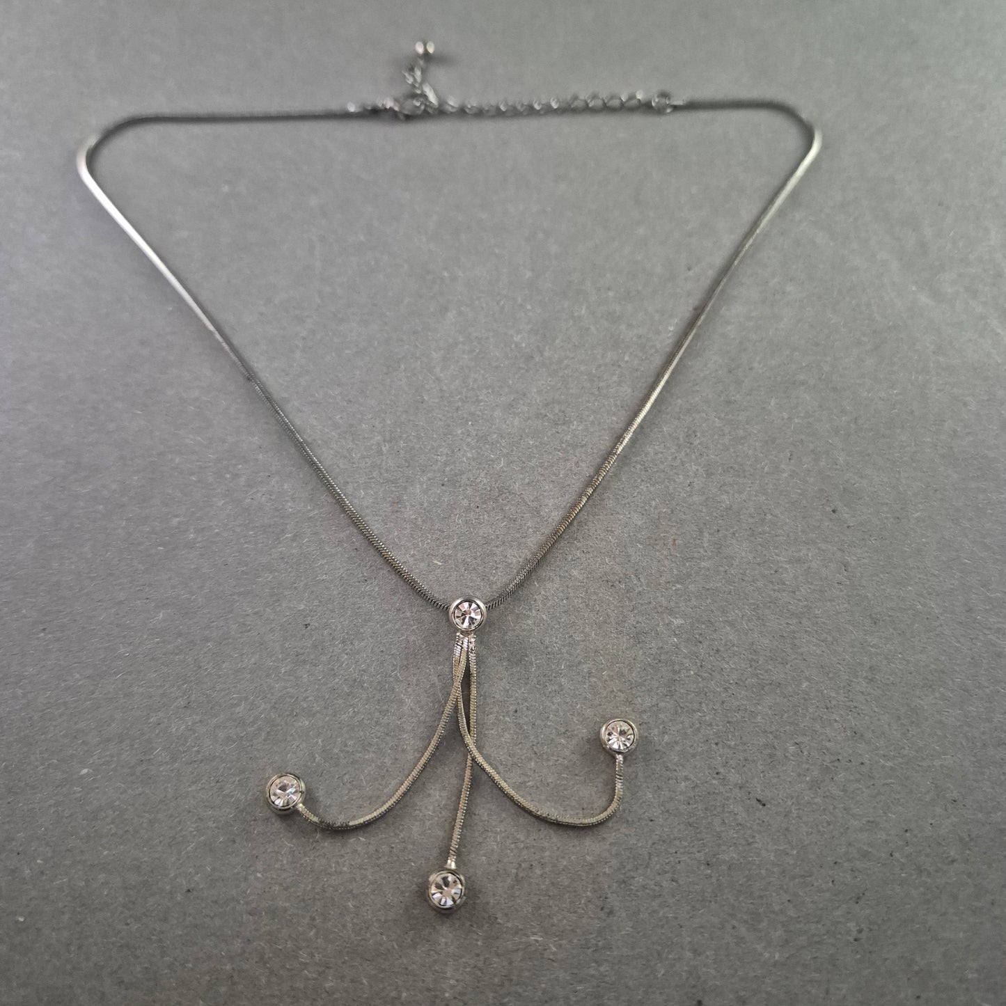 Silberfarbene Collierkette mit Strass – Modern und verspielt