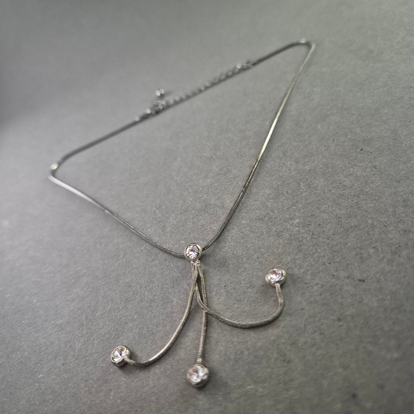 Silberfarbene Collierkette mit Strass – Modern und verspielt