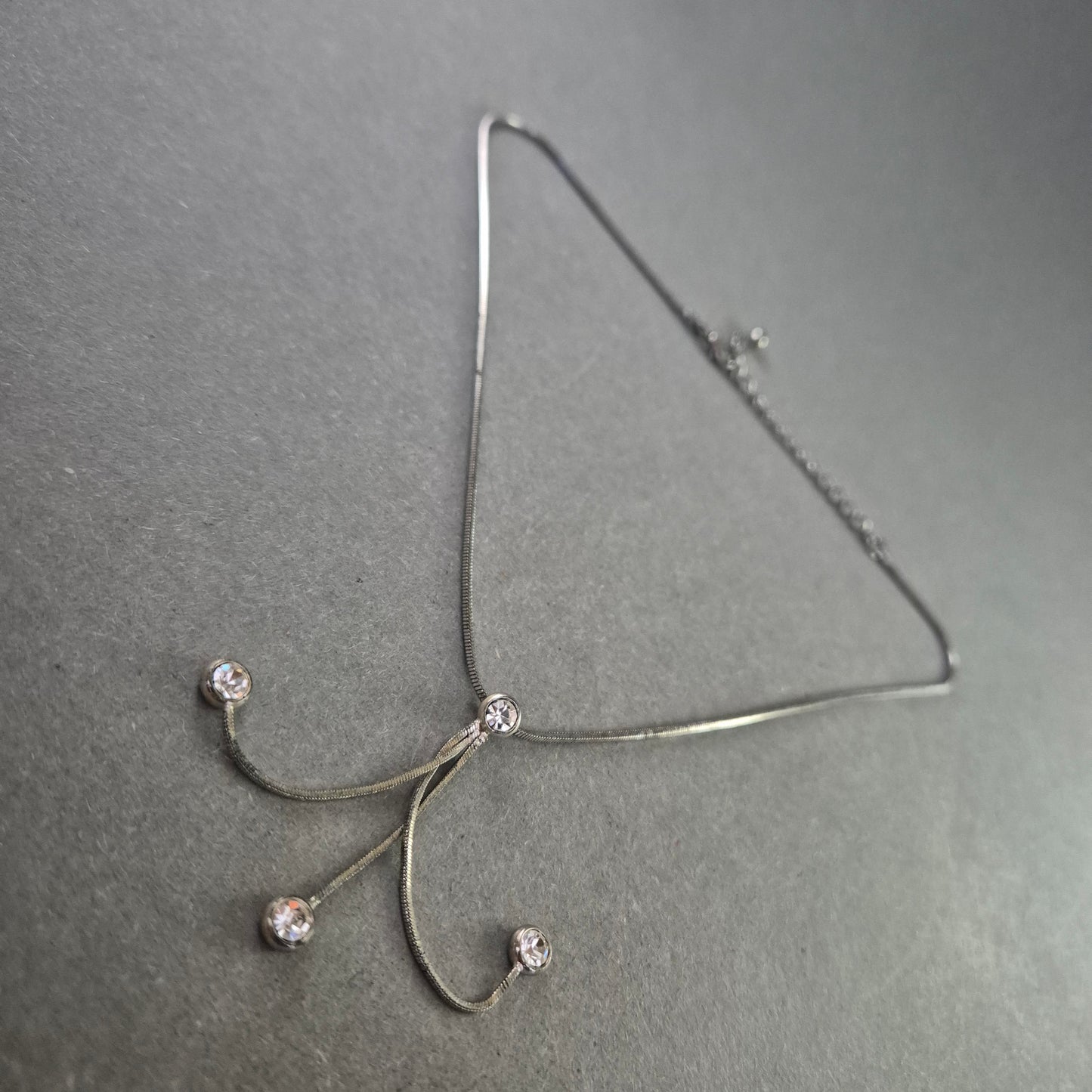 Silberfarbene Collierkette mit Strass – Modern und verspielt