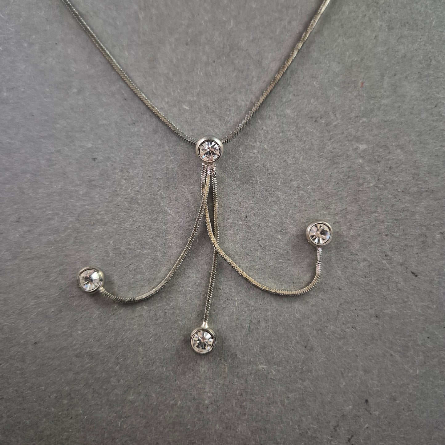 Silberfarbene Collierkette mit Strass – Modern und verspielt