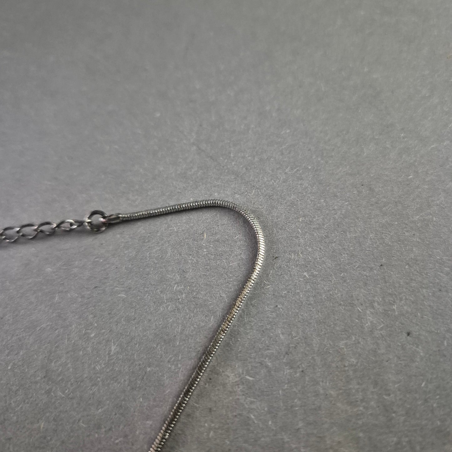 Silberfarbene Collierkette mit Strass – Modern und verspielt