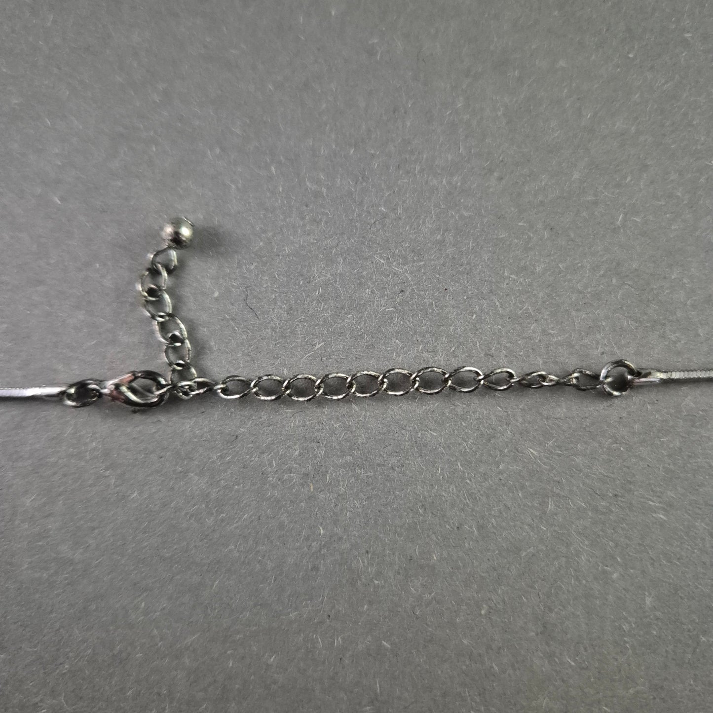 Silberfarbene Collierkette mit Strass – Modern und verspielt