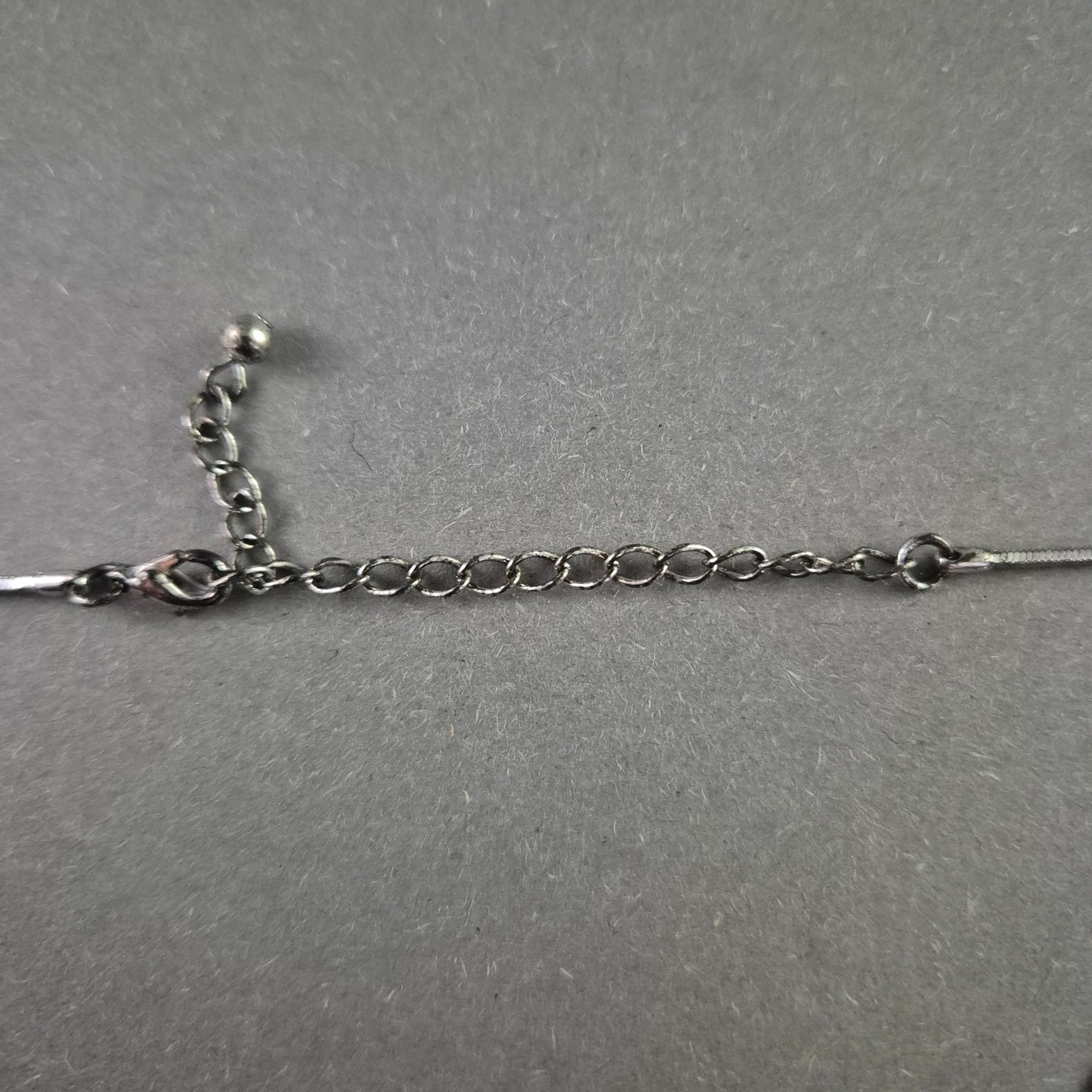 Silberfarbene Collierkette mit Strass – Modern und verspielt