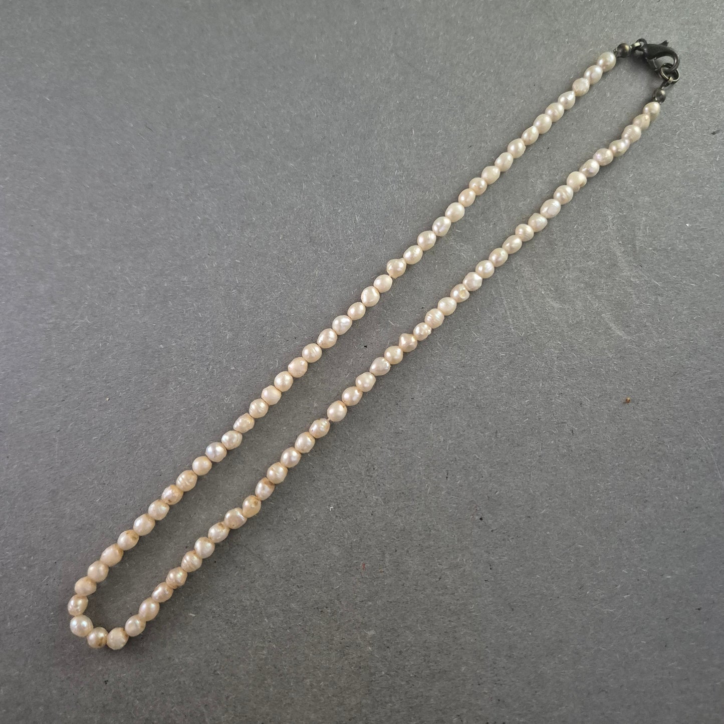 Zarte Perlenkette mit unregelmäßigen Naturperlen – Klassisch & organisch