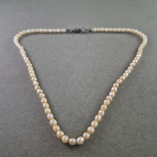 Zarte Perlenkette mit unregelmäßigen Naturperlen – Klassisch & organisch