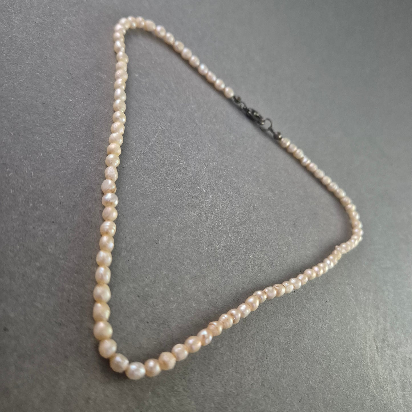 Zarte Perlenkette mit unregelmäßigen Naturperlen – Klassisch & organisch