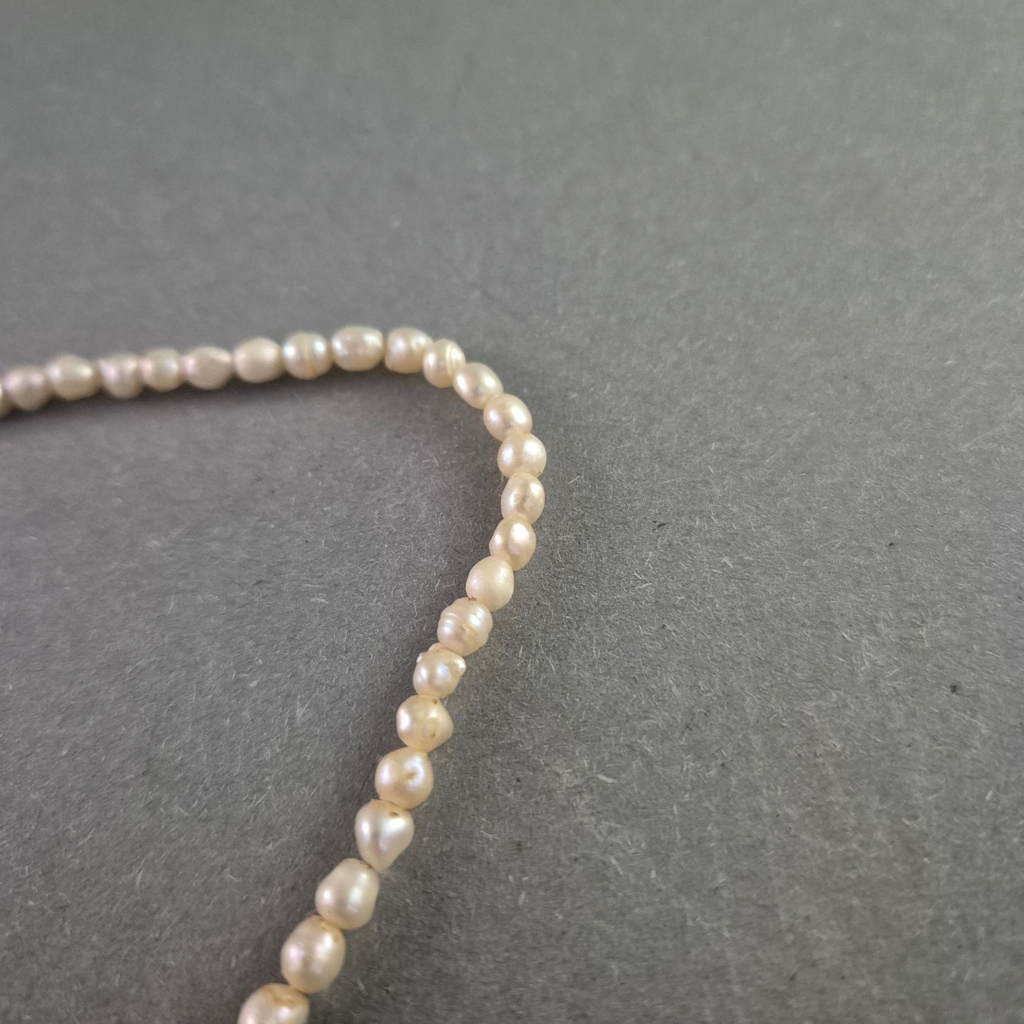 Zarte Perlenkette mit unregelmäßigen Naturperlen – Klassisch & organisch