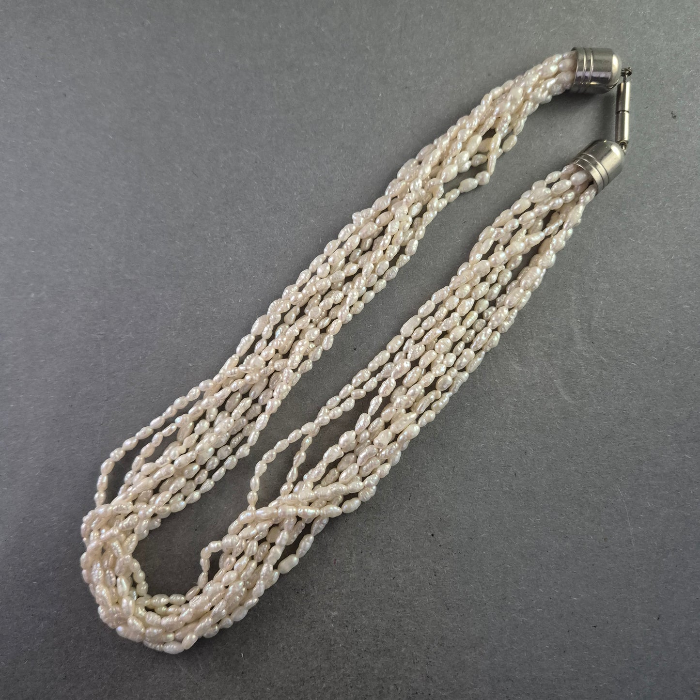 Mehrreihige Perlenkette mit Magnetverschluss – Raffiniert & Elegant