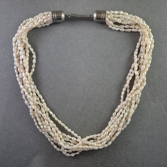 Mehrreihige Perlenkette mit Magnetverschluss – Raffiniert & Elegant