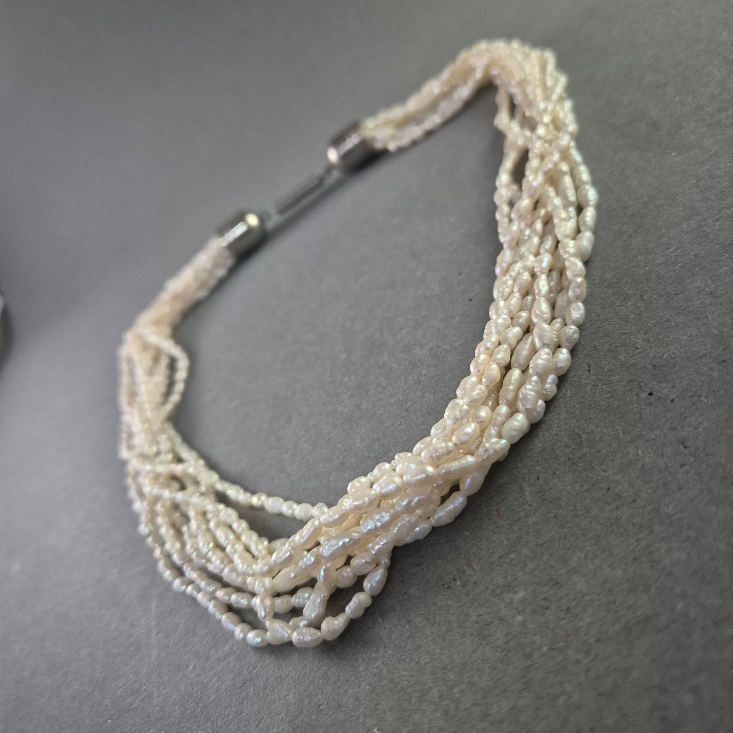 Mehrreihige Perlenkette mit Magnetverschluss – Raffiniert & Elegant