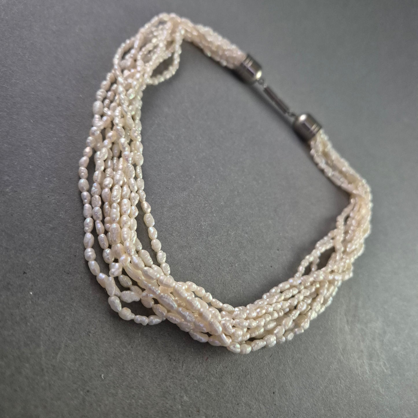 Mehrreihige Perlenkette mit Magnetverschluss – Raffiniert & Elegant