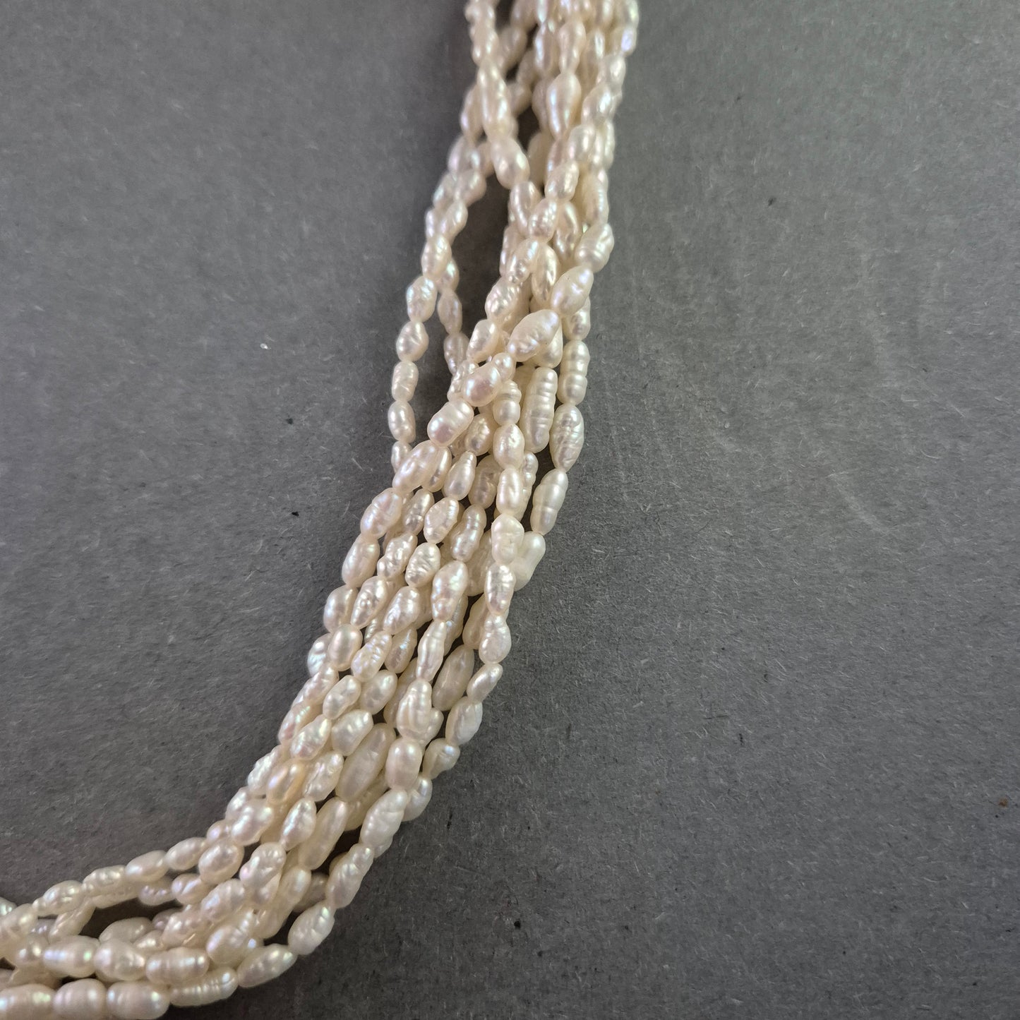 Mehrreihige Perlenkette mit Magnetverschluss – Raffiniert & Elegant