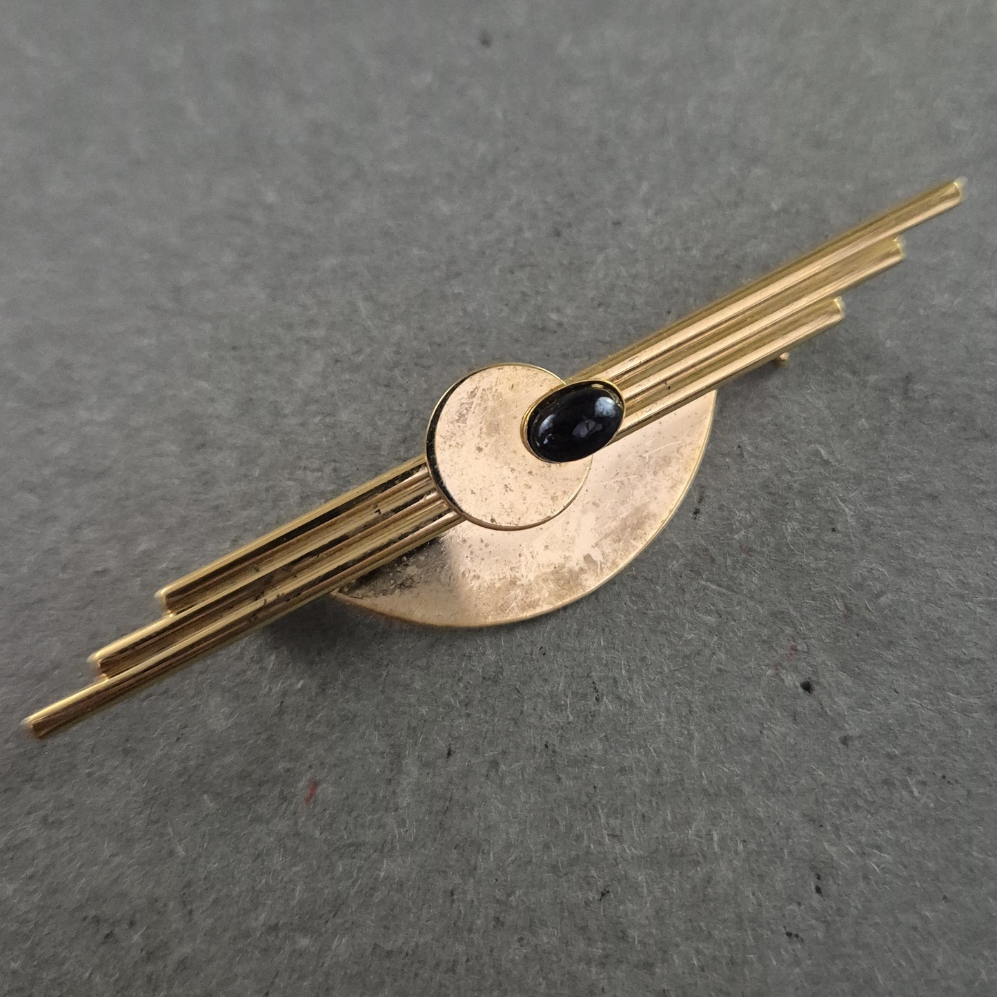 Goldfarbene Brosche im Art-Déco-Stil – Geometrie trifft Eleganz