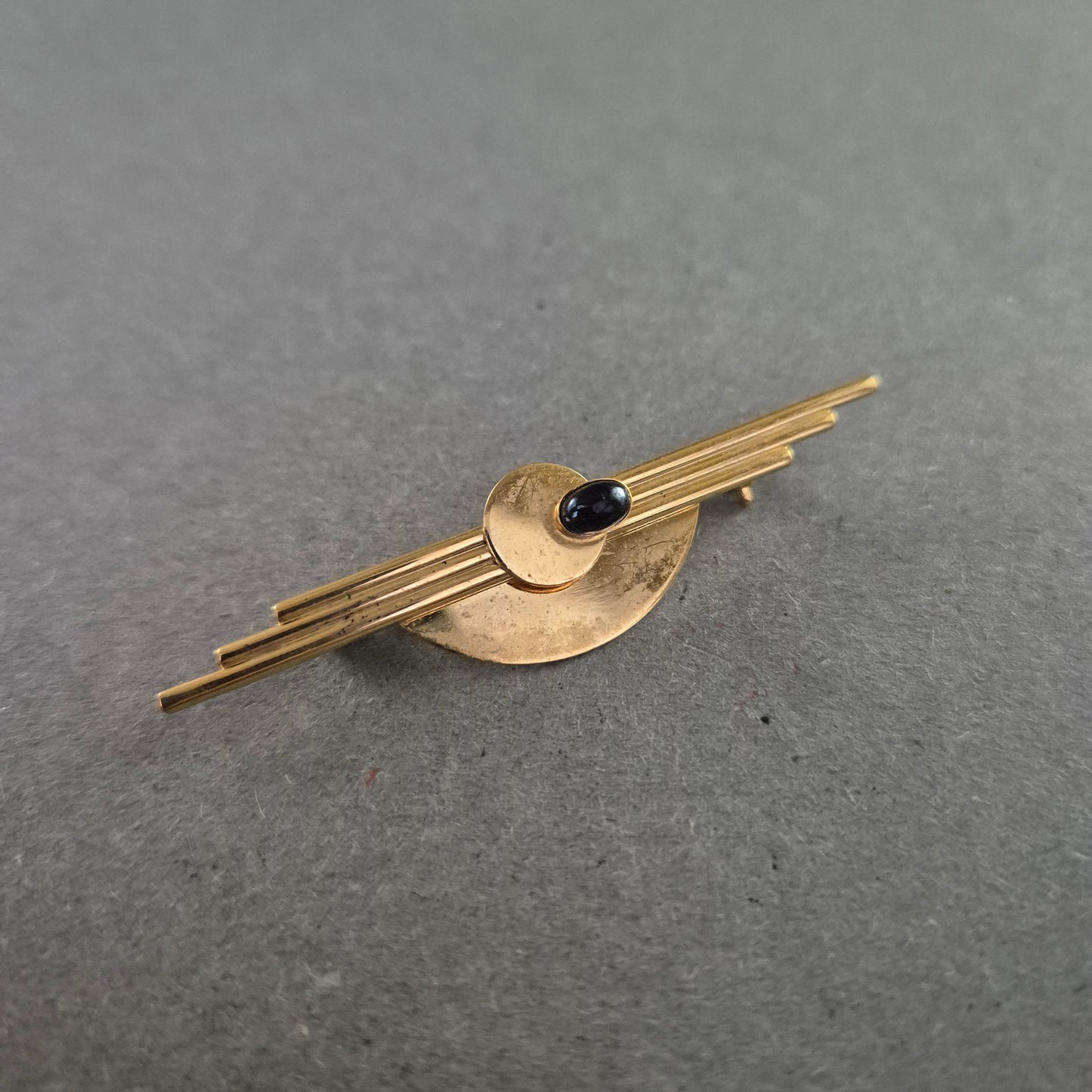 Goldfarbene Brosche im Art-Déco-Stil – Geometrie trifft Eleganz