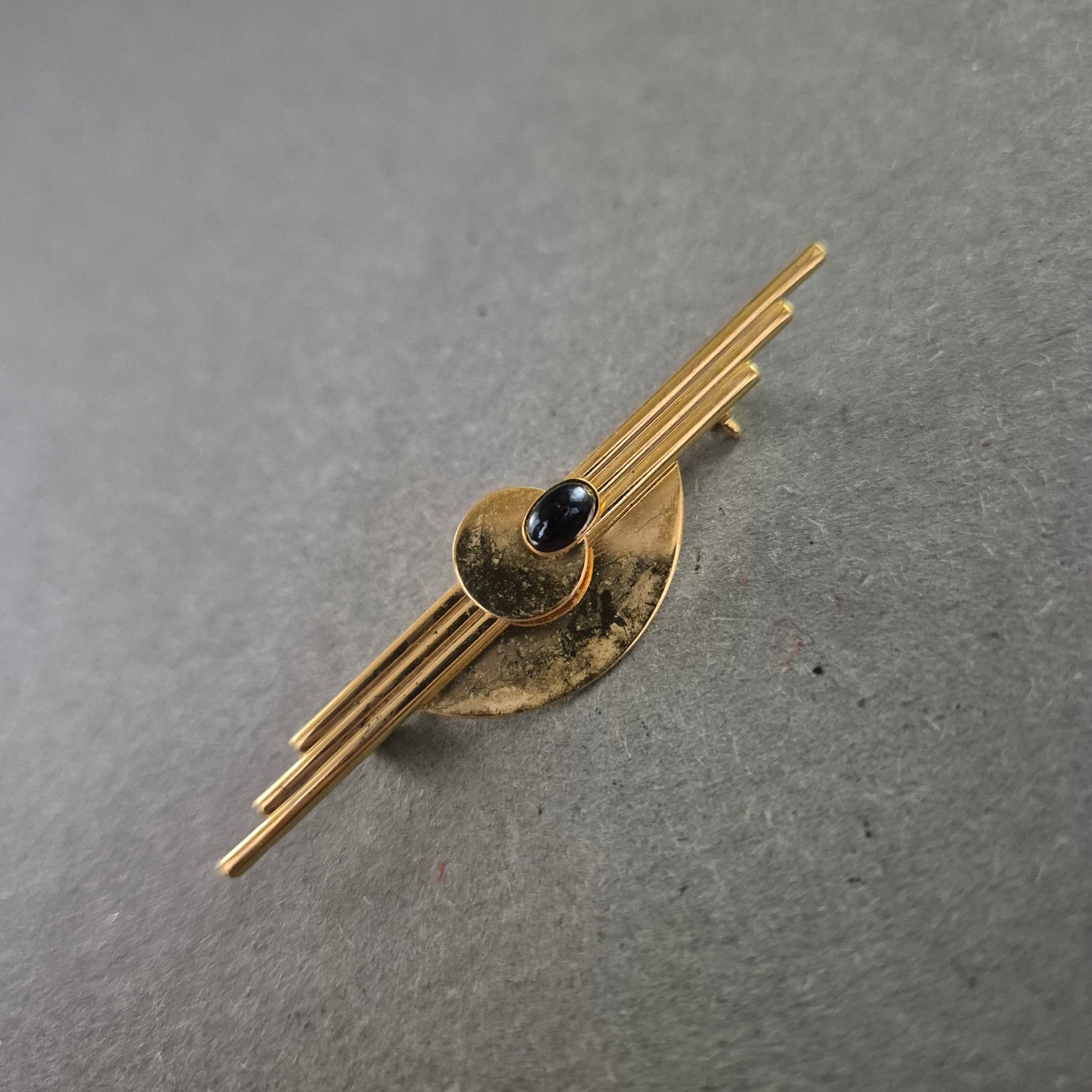 Goldfarbene Brosche im Art-Déco-Stil – Geometrie trifft Eleganz