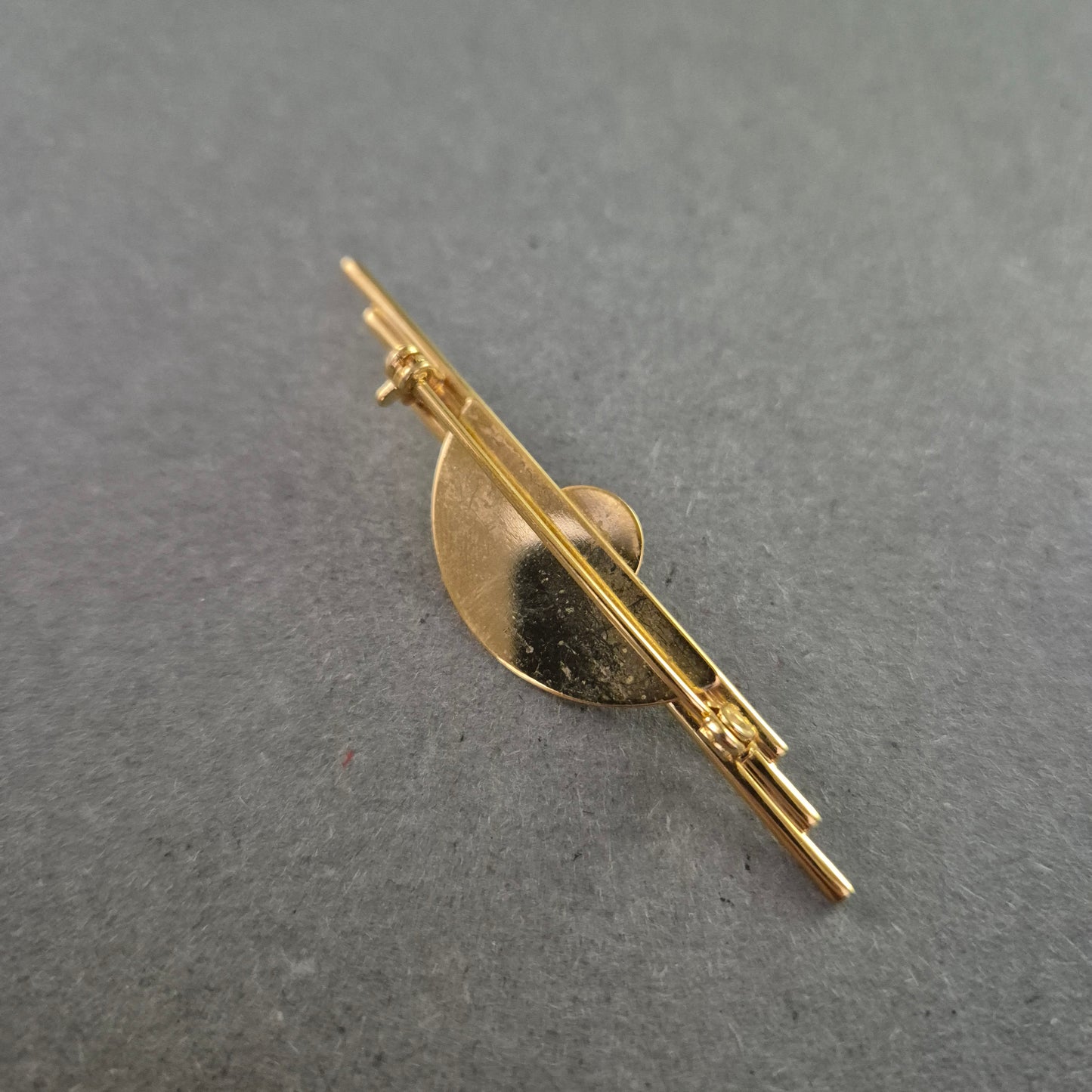 Goldfarbene Brosche im Art-Déco-Stil – Geometrie trifft Eleganz