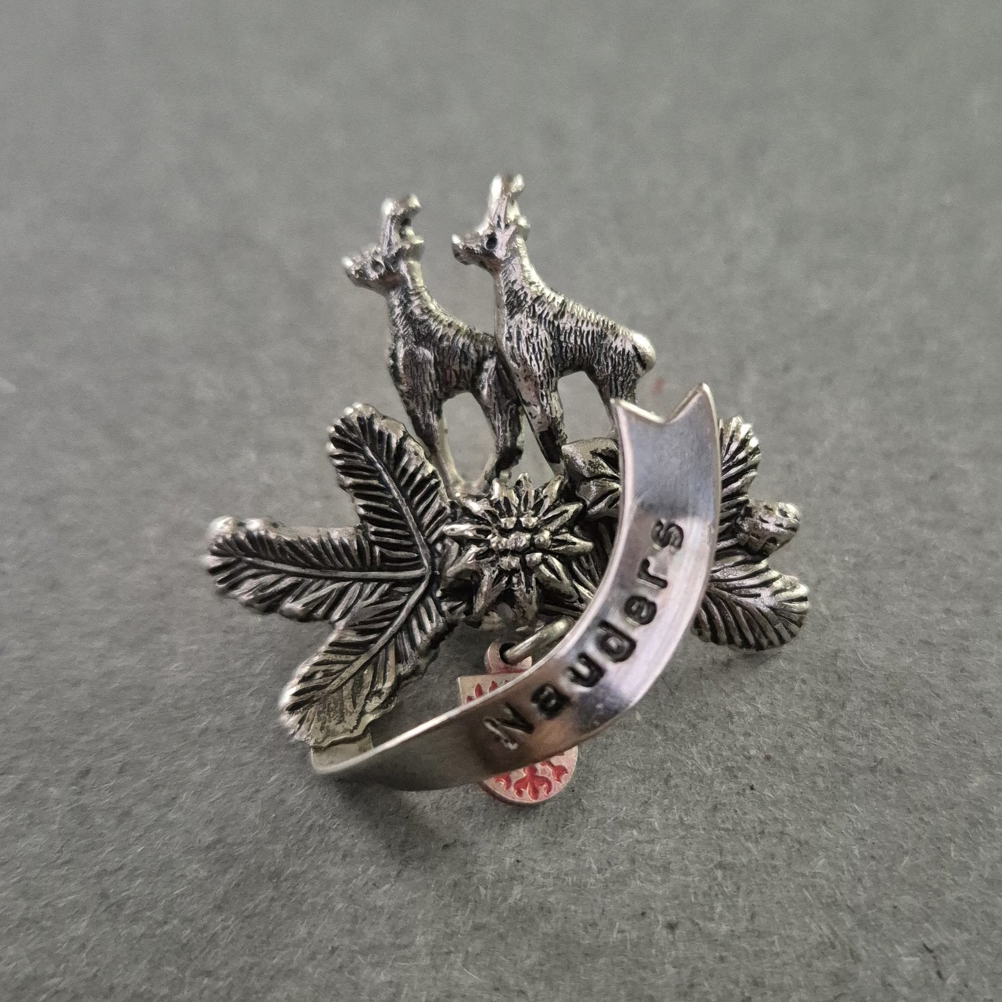 Silberfarbene Brosche „Nauders“ – Alpenmotiv mit Gämsen & Edelweiß