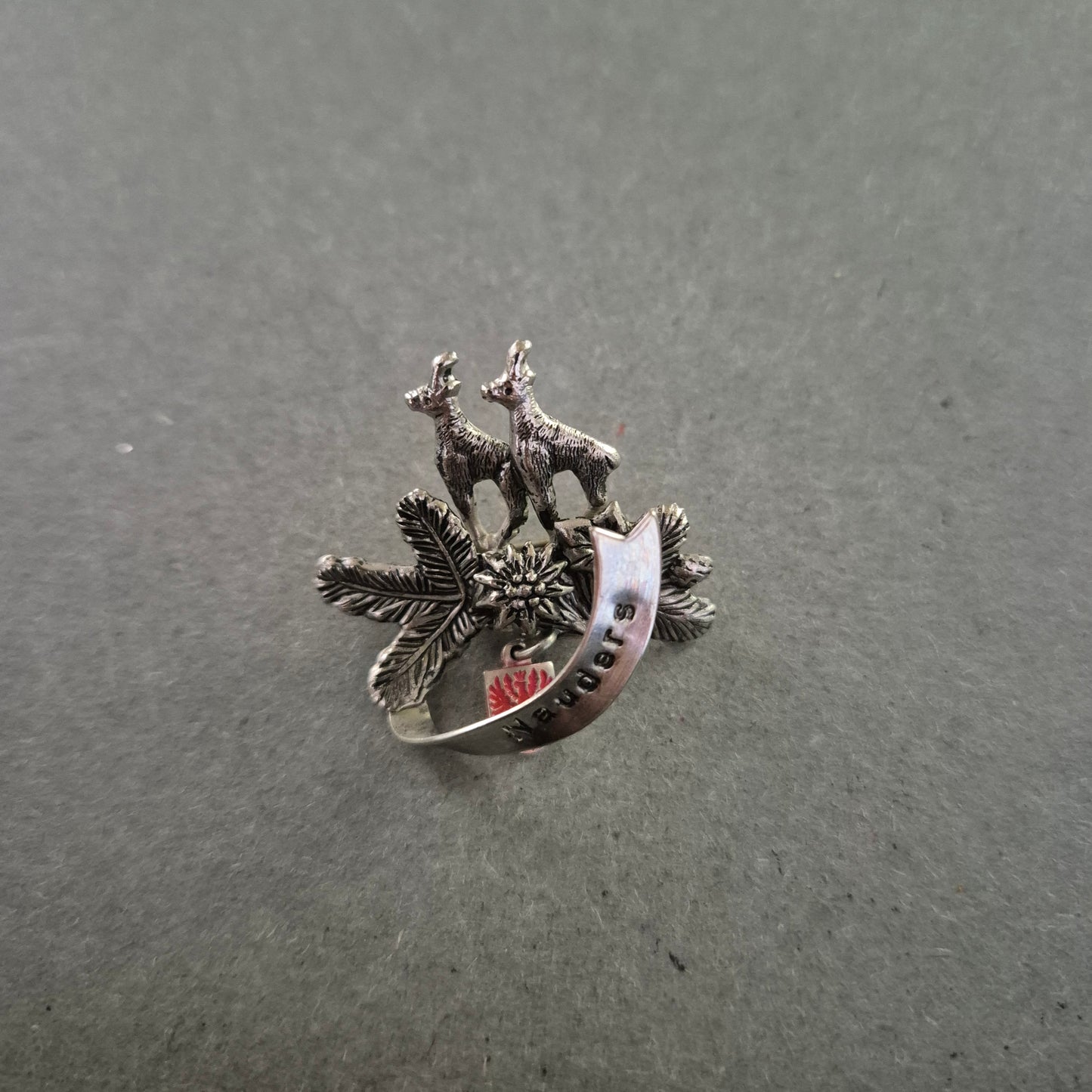 Silberfarbene Brosche „Nauders“ – Alpenmotiv mit Gämsen & Edelweiß