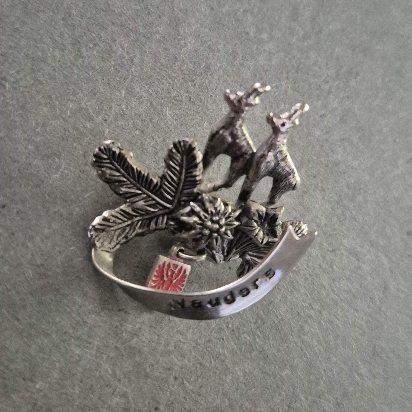 Silberfarbene Brosche „Nauders“ – Alpenmotiv mit Gämsen & Edelweiß