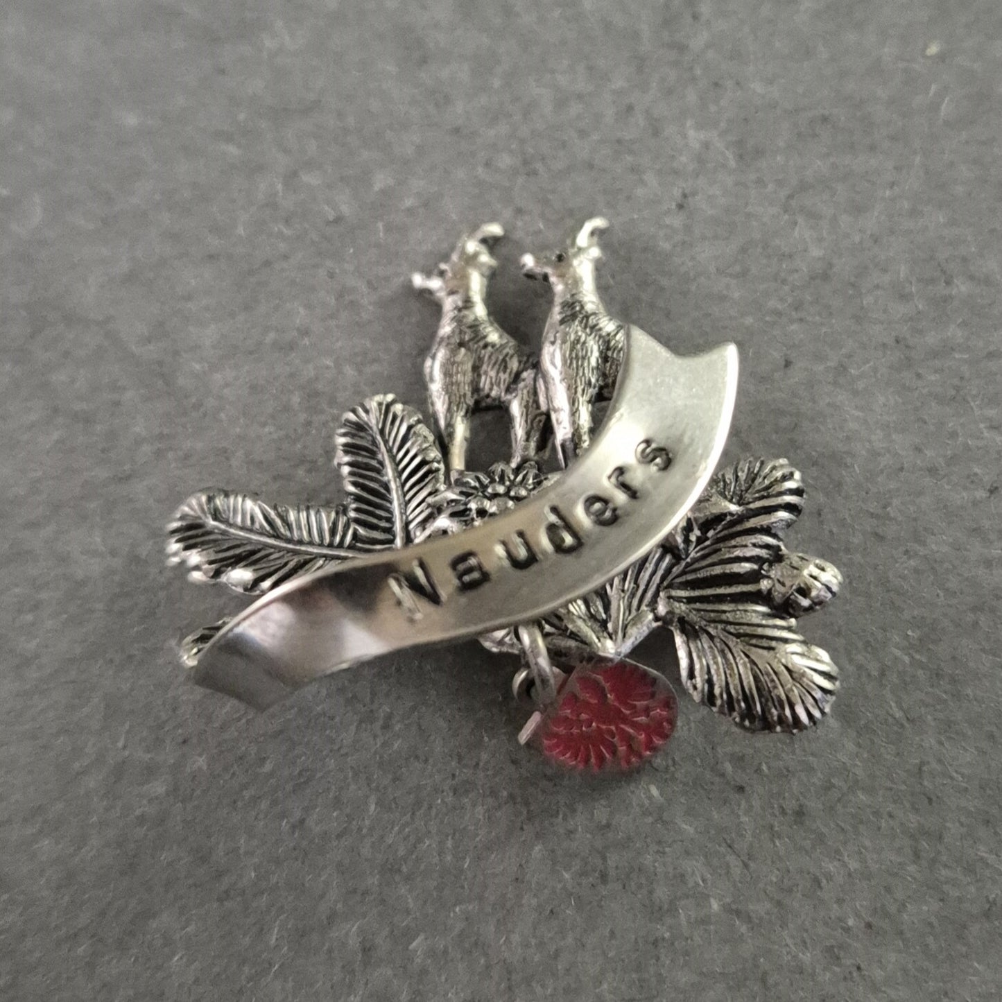 Silberfarbene Brosche „Nauders“ – Alpenmotiv mit Gämsen & Edelweiß