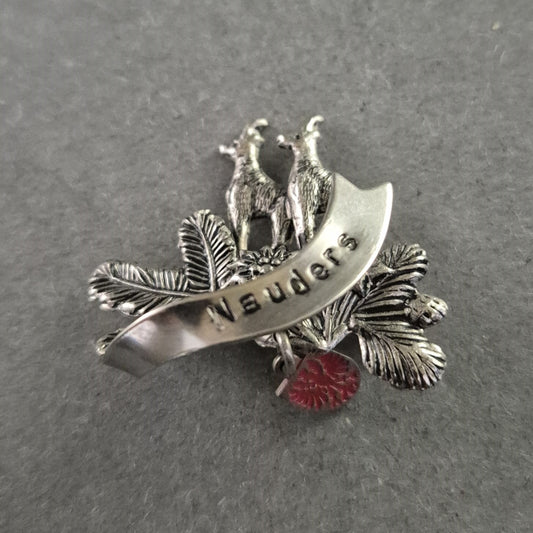 Silberfarbene Brosche „Nauders“ – Alpenmotiv mit Gämsen & Edelweiß