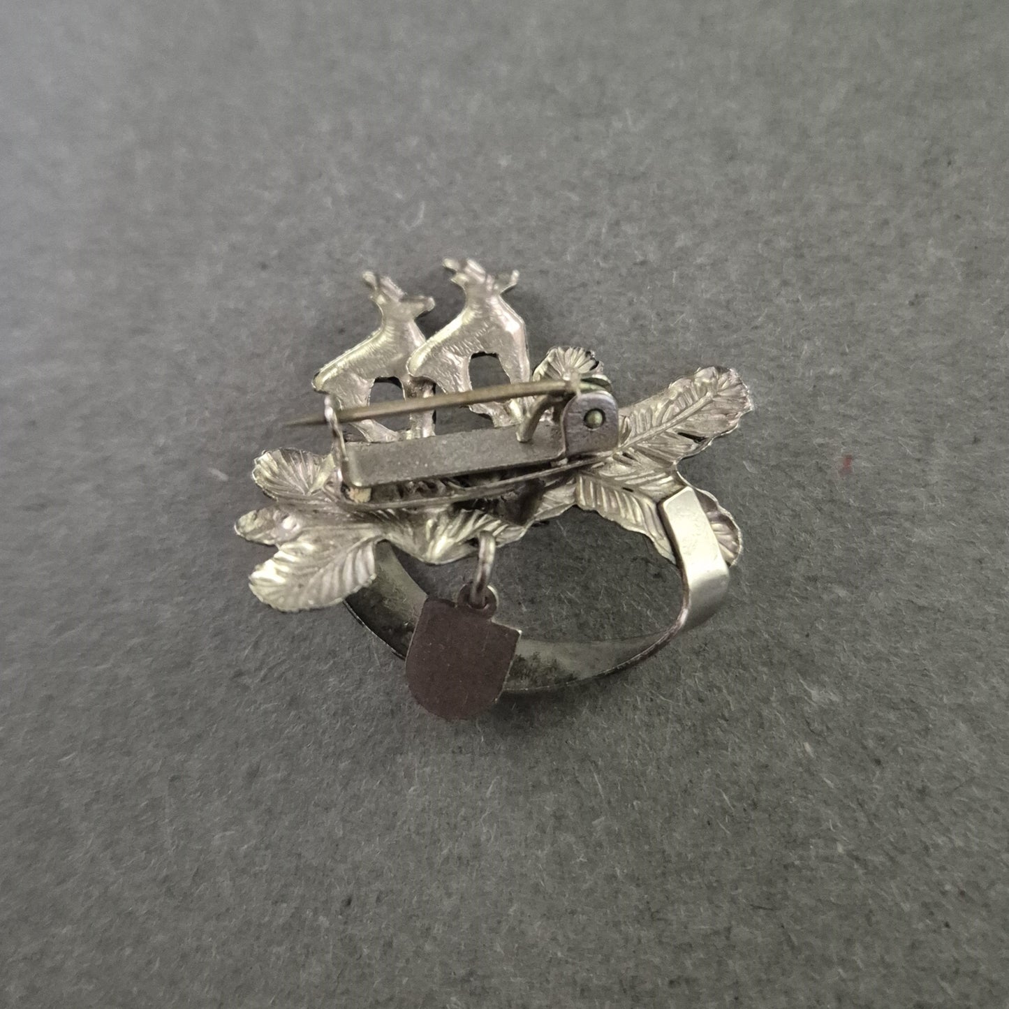 Silberfarbene Brosche „Nauders“ – Alpenmotiv mit Gämsen & Edelweiß