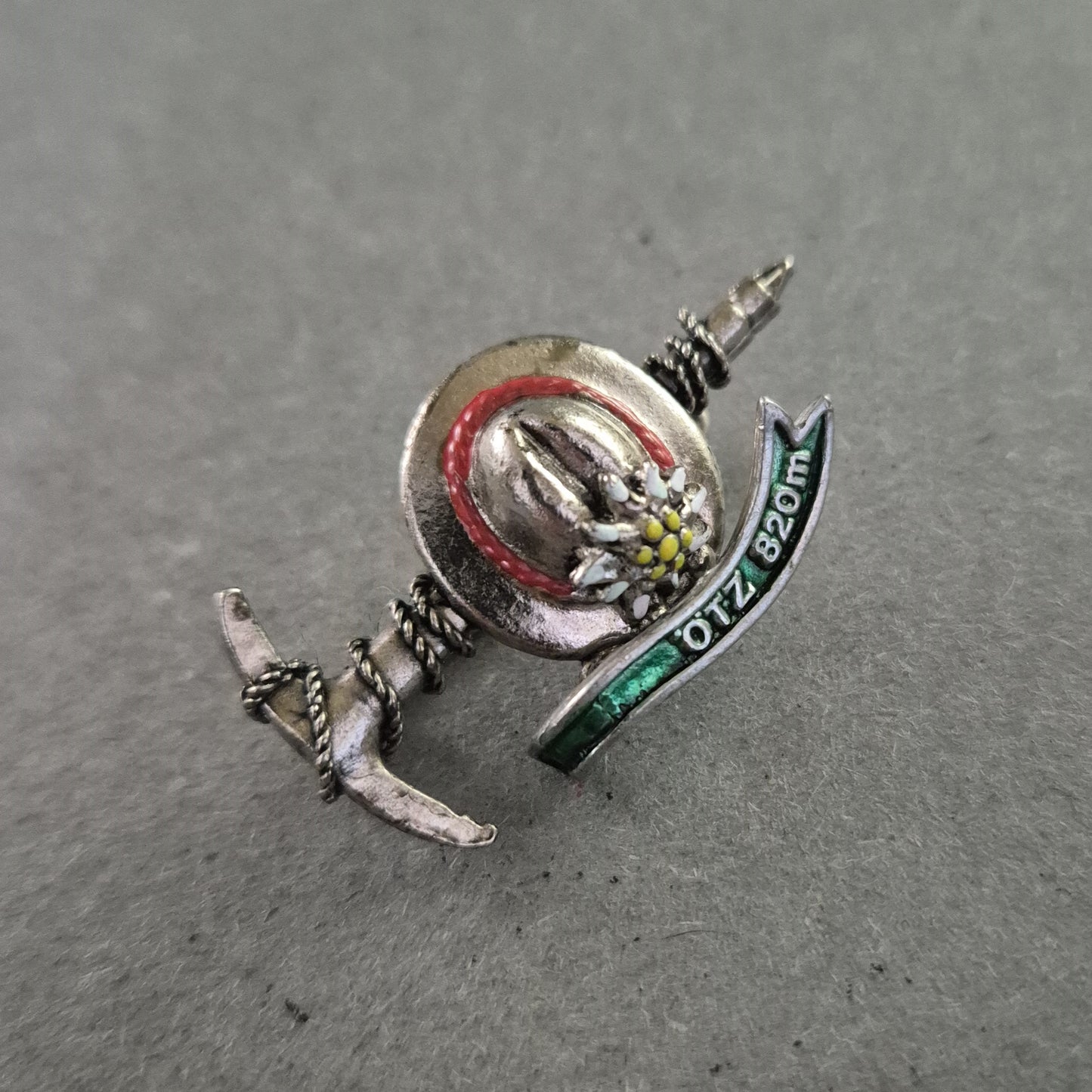 Emaille-Brosche „Ötz 820 m“ – Alpenhütchen mit Edelweiß & Pickel