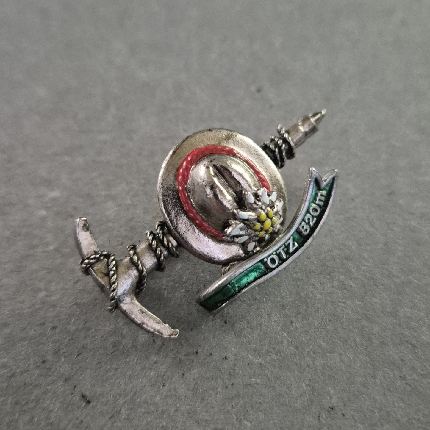 Emaille-Brosche „Ötz 820 m“ – Alpenhütchen mit Edelweiß & Pickel